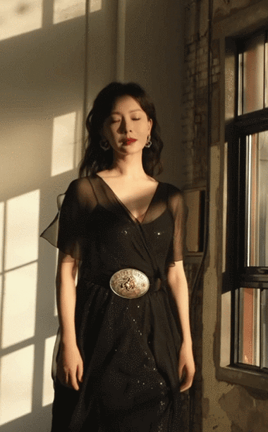一袭黑色纱裙配卷发红唇,光影映衬优雅迷人气质,成熟女演员的魅力格调