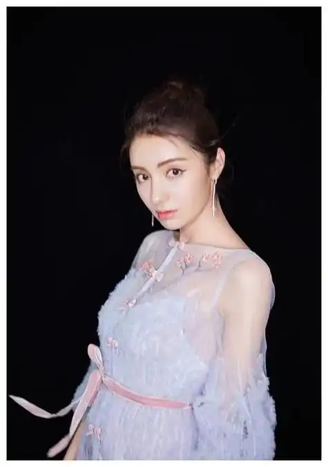 新疆风情美女 麦迪娜的优雅舞姿,引人入胜,动人心弦.|舞技|女明星_网