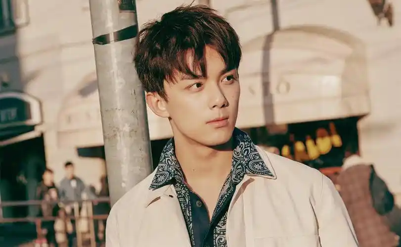 帅气小生吴磊,小时候可爱长大后帅气, 新剧用演技实力圈粉_绅士_时会