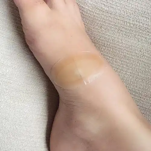 创可贴,这个系列现在在日本是话题产品,我买的这个专门针对穿鞋子防滑