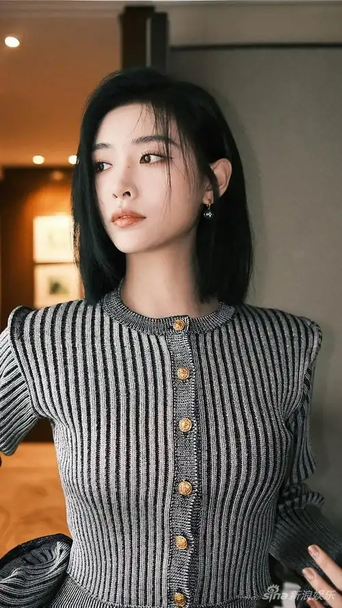 许佳琪毛昵套装显优越身段 中分短发眉眼清秀