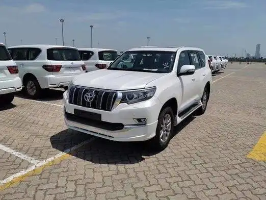 23款丰田霸道4000的前脸部分充满力量感与霸气感,竖状进气格栅,以及与