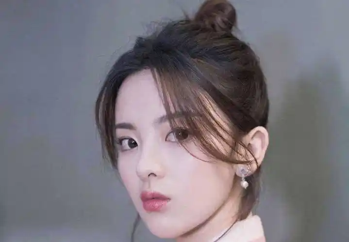 原创女团出身的杨超越独特的综艺感收获无数粉丝你粉上她了吗