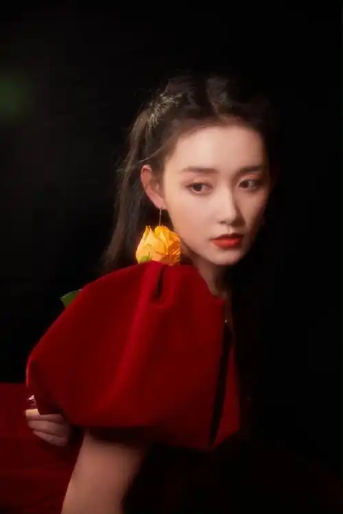 蒋依依开场舞#@蒋依依在今晚的#湖南卫视春晚#舞台也太美了,红色丝绒