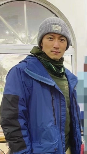 40岁谢霆锋近照曝光面黄肌瘦眼袋重容颜憔悴被粉丝当成路人