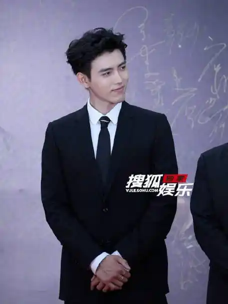 穿西装打领带好有精英型男的感觉#陈飞宇全黑西装生图#搜狐娱乐的微博