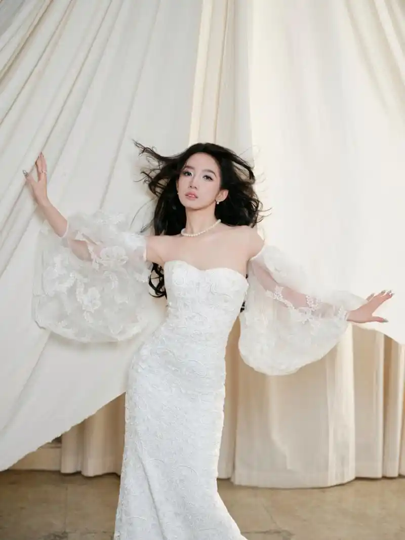 孟美岐抹胸长裙写真,好一个前凸后翘,s形曲线身材,太性感了!