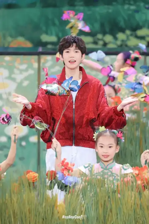 王源央视春晚##王源都长大了月亮姐姐还没老