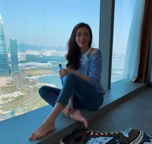 39岁熊黛林穿露腰运动装腰部纤细上围丰满马甲线吸睛