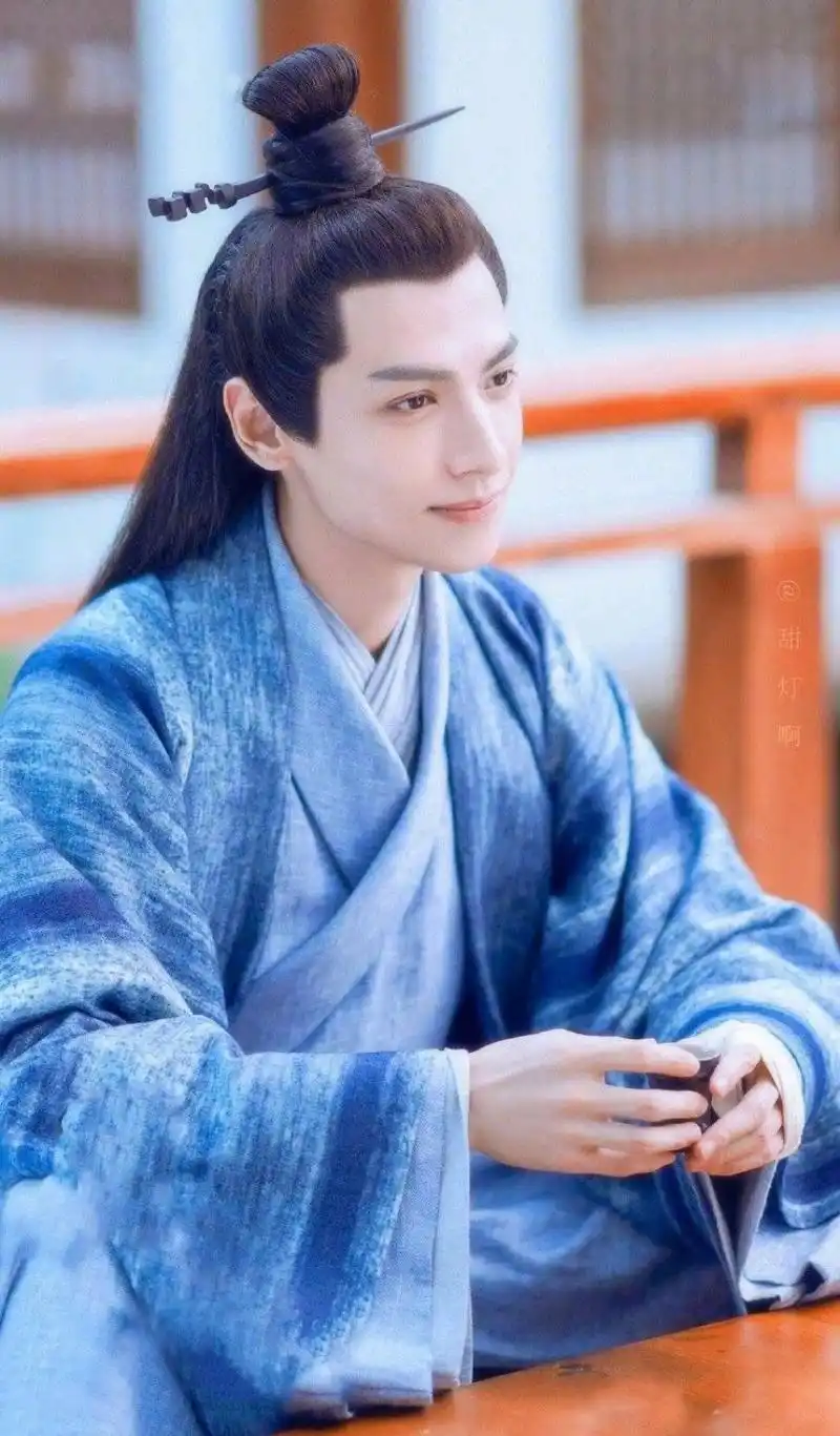 这几年之中古装比较帅气的男星,罗云熙他人气还不算高
