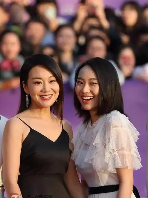 长相平平演技尴尬闫妮强捧女儿为其铺路观众并不买账