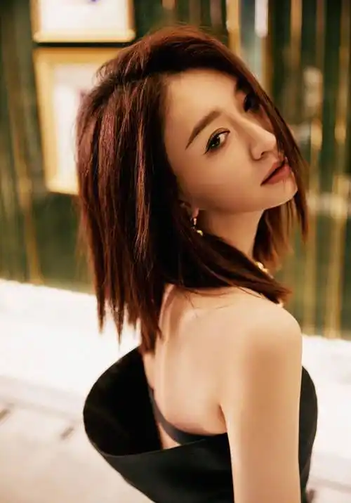 李小冉抹胸黑色连衣裙时尚写真_皮肤_气质_五官