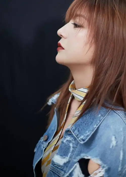 43岁赵薇生图曝光,皮肤下垂难掩老态,却靠优质的穿搭减龄十岁!