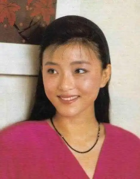 名主持杨澜的年轻照早年结婚相片流出丈夫身材魁梧