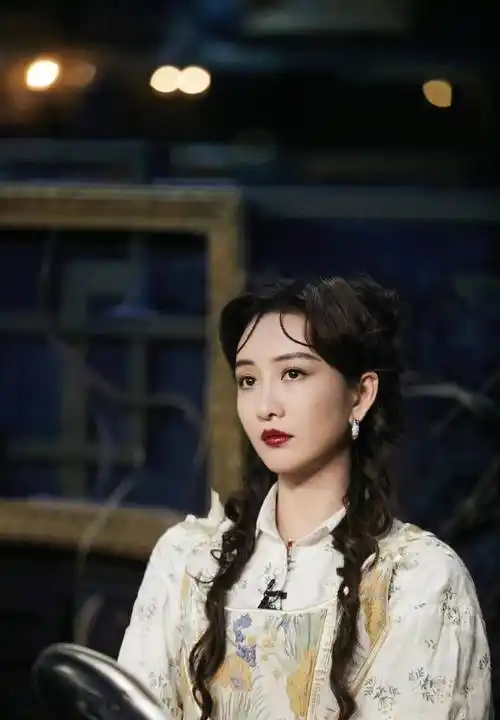 王鸥大侦探新造型非常漂亮,花裙扎双马尾,清纯又年轻!_风格_时尚_白色