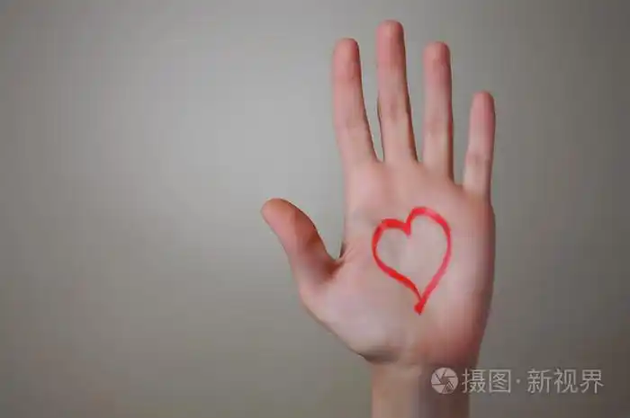 一只手上红色的心形