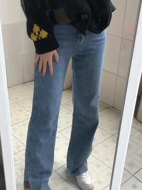 给裤子提了个档次～裤子到手的质感很软很舒服 是软牛仔 膝盖不鼓包我