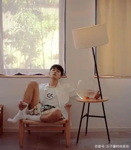 张雨剑不愧是男神,衬衣内搭休闲裤好潇洒,戴黑框眼镜禁欲感十足