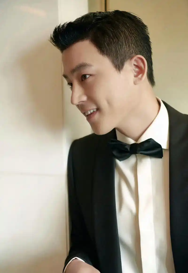 这高挺的鼻子,迷人的酒窝,这还是印象中的欧豪吗?[心]