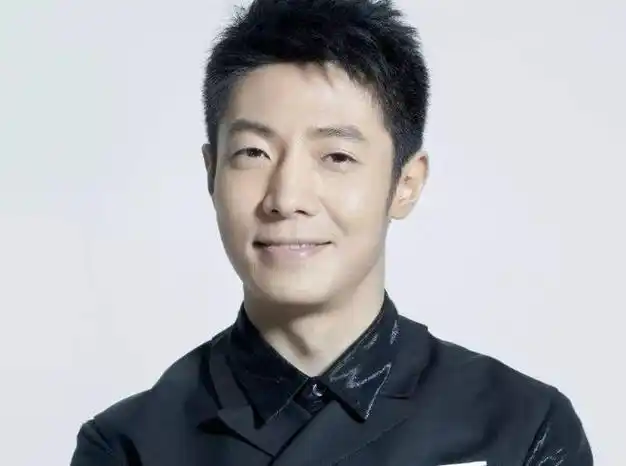 不礼貌?撒贝宁现身贵州,为苍蝇小馆宣传手掐腰,面带不屑失风度