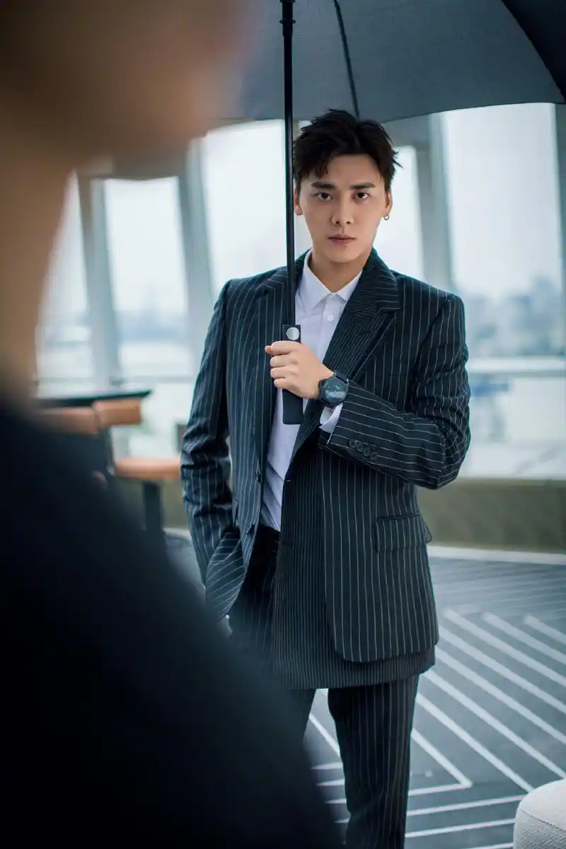 简介:李易峰条纹西装帅气写真图片,分享一组李易峰图片给大家,图中的