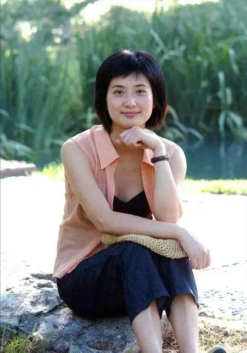 董勇辜负了一婚老婆后二婚娶普通圈外人47岁才当爸也幸福