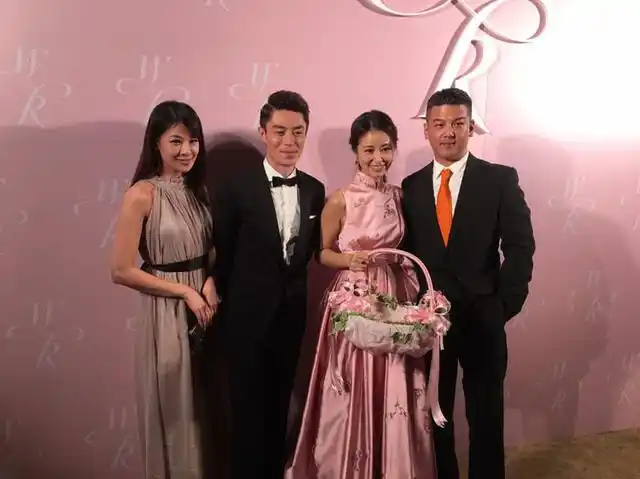 组图:贾静雯前夫婚纱照曝光 女方称很幸福