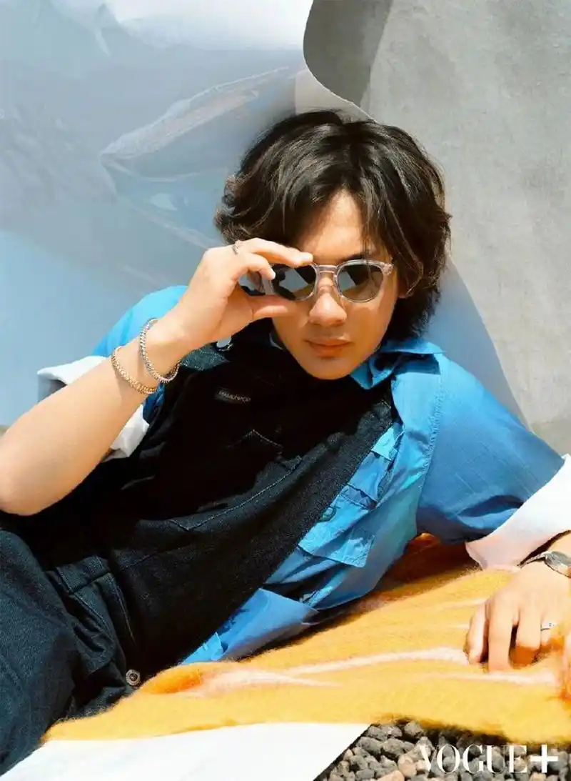 苏翊鸣vogue 7月刊封面 微卷的中长发造型,文艺复古范儿十足,酷潮男孩