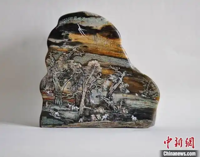 "微雕大师"邹本卫:匠心技艺心手相传|新疆|微雕|技艺_新浪新闻