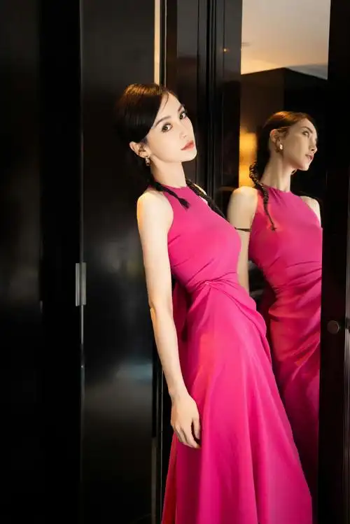 angelababy甜酷玫红挂脖吊带裙##angelababy的身材比例
