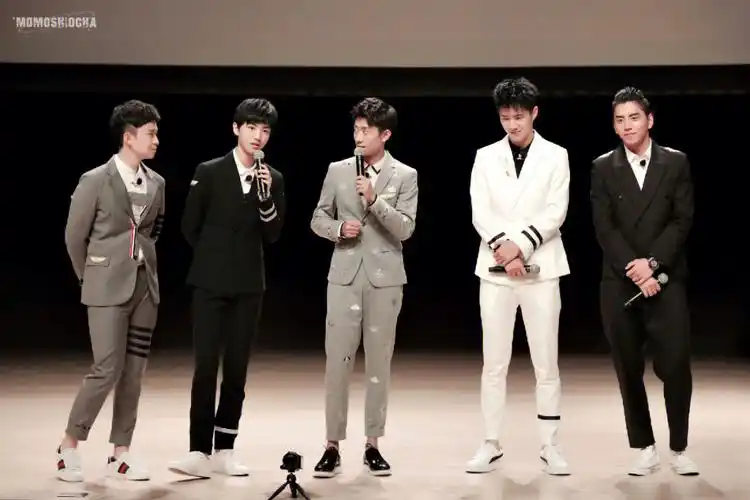 同款不同色 就这么秀吗#王俊凯刘昊然#王俊凯  #刘昊然  #cp  #昊凯