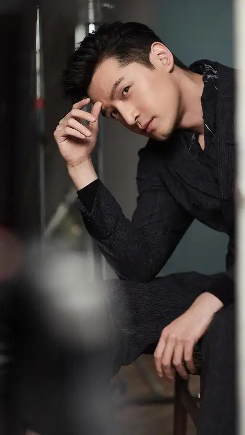 胡歌,李易峰齐否认公布恋情 网友:到底是哪位古装ip爆红男神