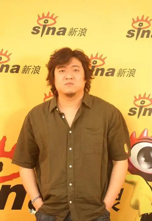 暗恋梅婷,骑电车参加同学聚会,48岁的陈明昊走红并不是意外