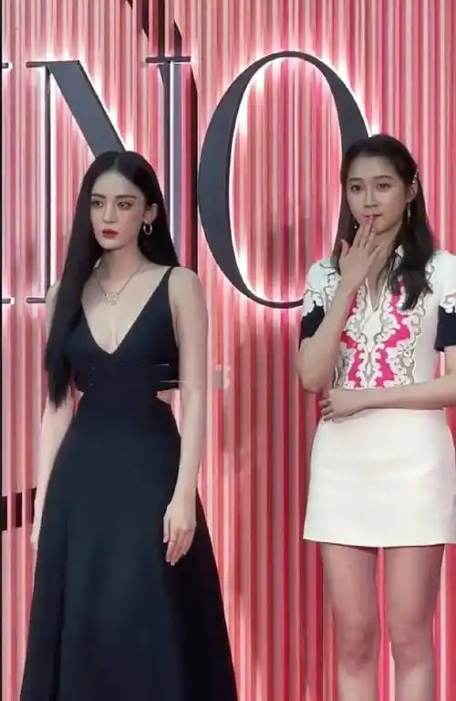 古力娜扎,关晓彤罕见同台亮相,输了身高年龄却赢了气质,真养眼_包包