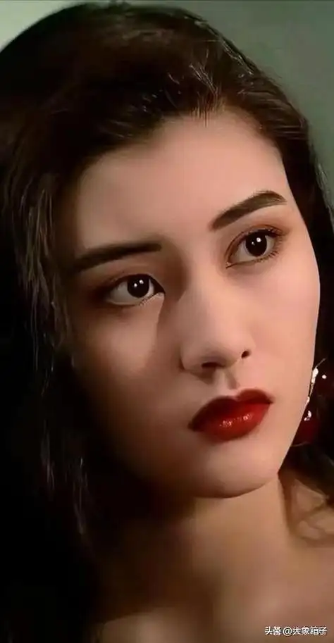 54岁李嘉欣状态苍老不敢认,颜值断崖式下降,老公举动却很温馨