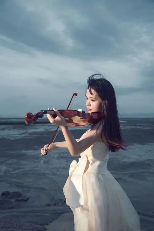 拉小提琴的妹子