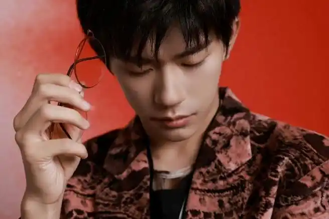 易烊千玺粉色渐变眼镜#易烊千玺这组照片真的太帅了,粉色渐变眼镜很