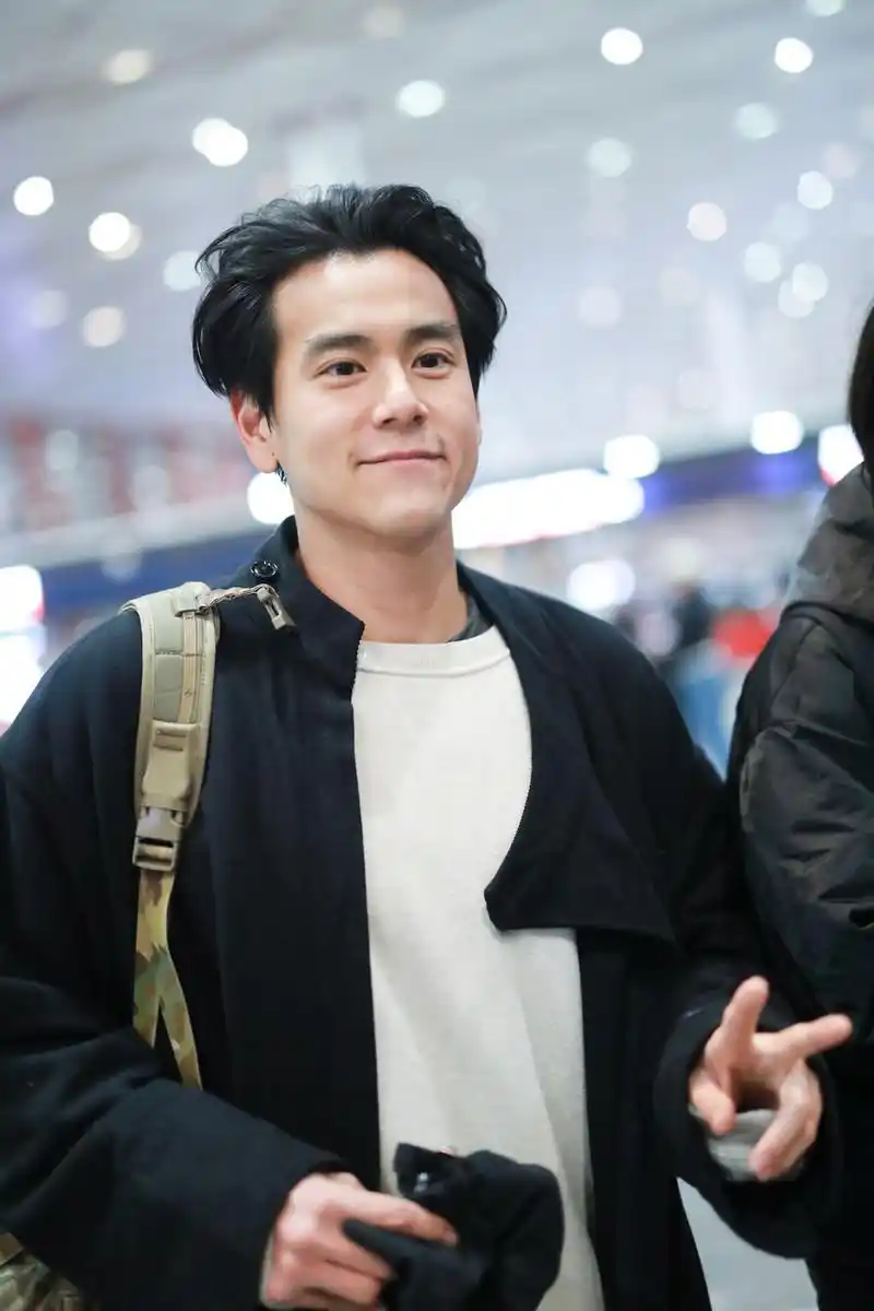 彭于晏穿大衣走机场37岁仍保持少年感182cm看腿只有160cm