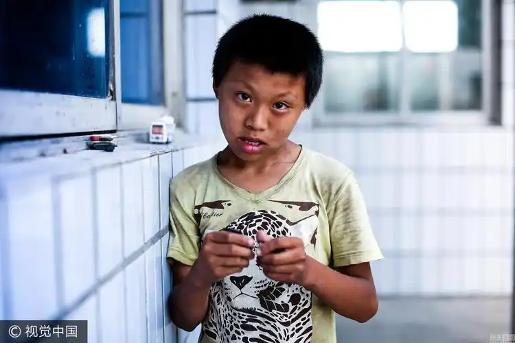 敬老院里的黑户孤童:无学可上渴望有家