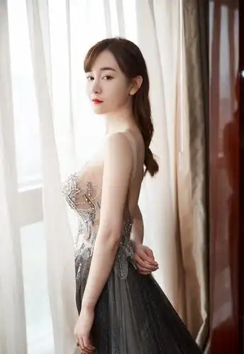 张檬晒泳装照尽显完美身材海边踏浪灿笑肌肤白皙胜雪