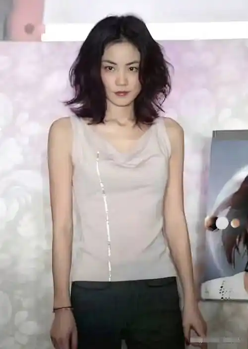 王菲下身穿搭深色的高腰直筒裤,更令身材修长高挑,这种裤型对腿型有