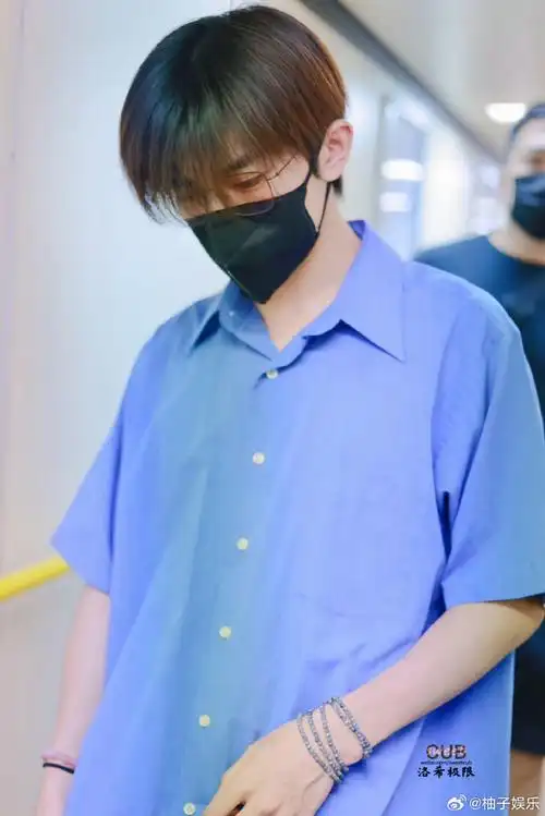 易烊千玺蓝色衬衫