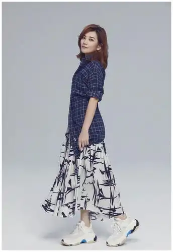 梁静茹黑白长裙配男士衬衫,看到正面照网友笑傻:这裙子真省事