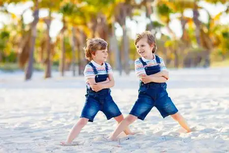 两个小孩子在玩耍图片