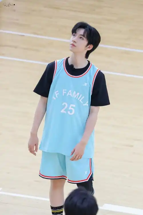 贺峻霖夏季运动会路透##贺峻霖 画报颜值