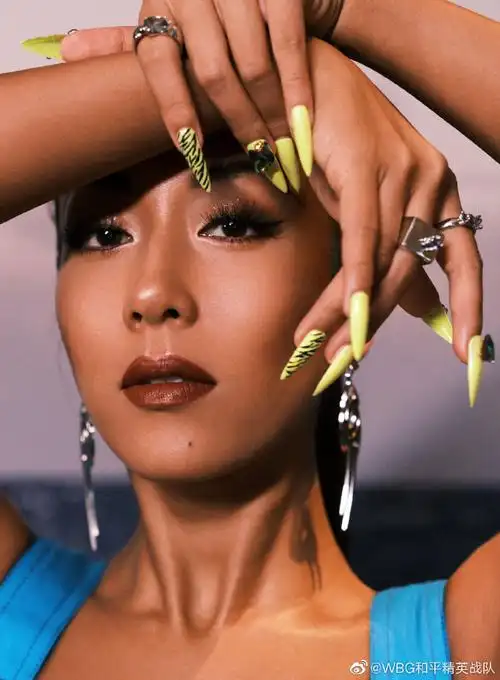 吉克隽逸电竞首秀##吉克隽逸荧光绿美甲端枪更飒##和平精英超级