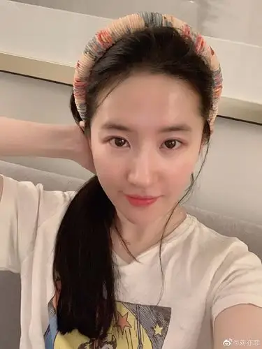 不愧是天仙姐姐刘亦菲素颜自拍皮肤白皙透亮