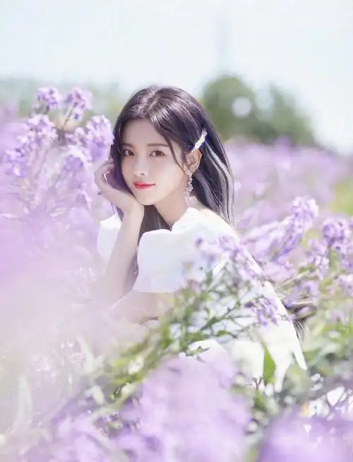 杨超越  #绿洲晒花海照 穿白色泡泡袖连衣裙托腮甜美可爱7815!