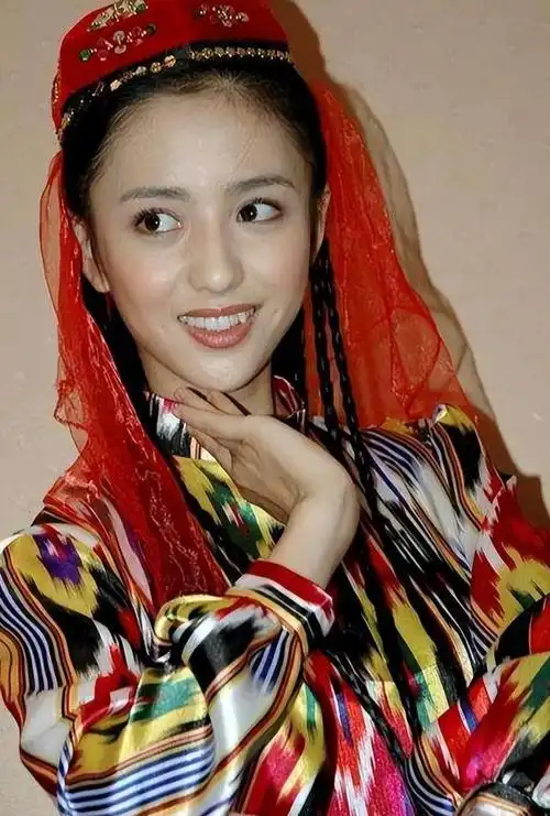 佟丽娅学生旧照被翻出,曾被大众点评:国宝级美貌!