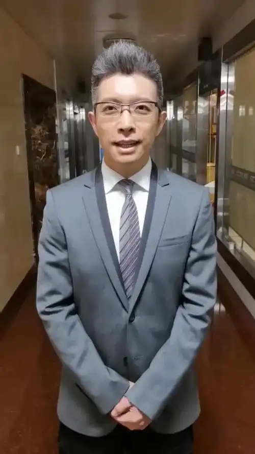 央视"最幽默"的新闻主持朱广权:2次高考复读,43岁白头仍未婚